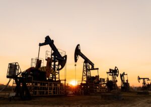 МЕА прогнозує рекордний профіцит нафти наступного року