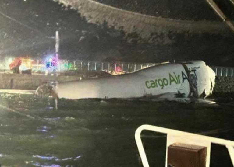 В аеропорту Гонконгу літак викотився у море, є загиблі