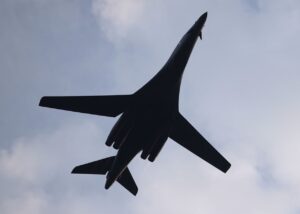 Бомбардувальники напоготові: Трамп заявив про наземну операцію у Венесуелі