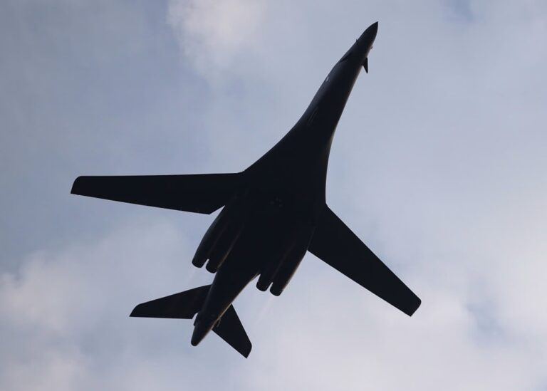 Бомбардувальники напоготові: Трамп заявив про наземну операцію у Венесуелі