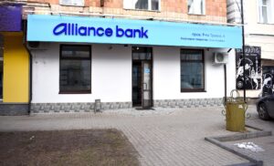 Коломойський, Фірташ, Пишний і казино: кого покриває «Банк Альянс»?