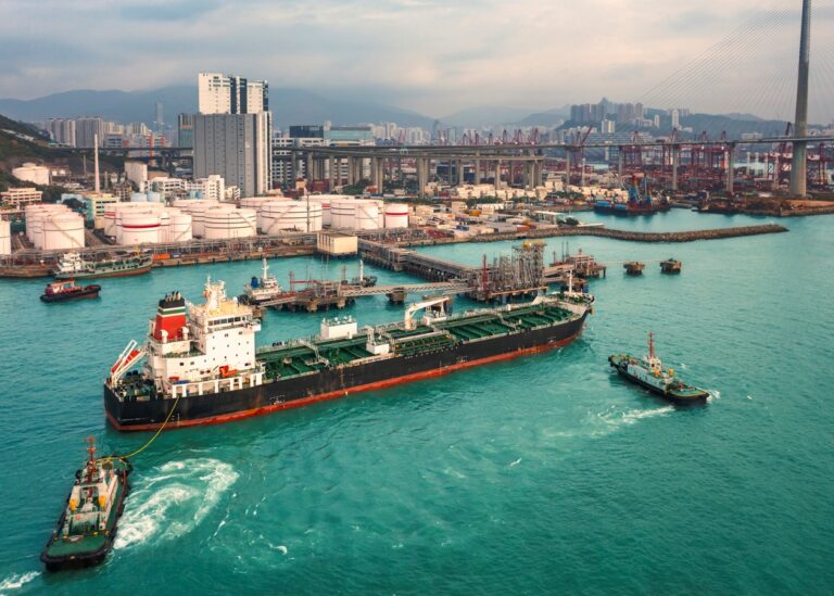 Китай призупинив закупівлі російської нафти після санкцій США – ЗМІ