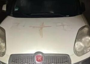 В Німеччині на 50 авто виявили свастики, намальовані людською кров'ю