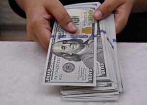 У Києві начальник відділення поліції зник з арештованими коштами