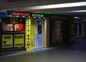 Курс гривні втрачає позиції на готівковому ринку