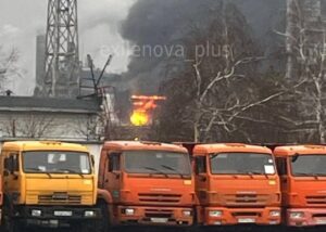 У Росії пролунали вибухи на НПЗ: зайнялася пожежа