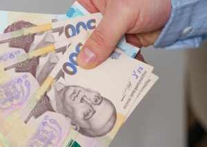 Стартували перші виплати тисячі Зимової підтримки