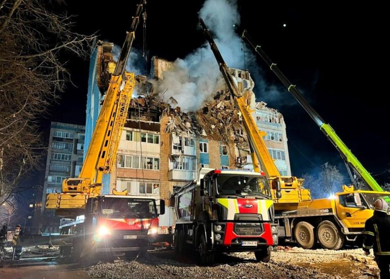 В Тернополі продовжують розбирати завали будинку