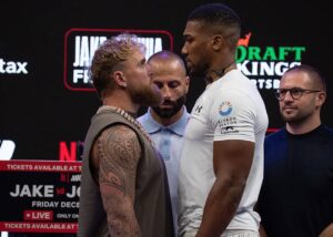 Джошуа і Пол зустрілися поглядами перед боєм