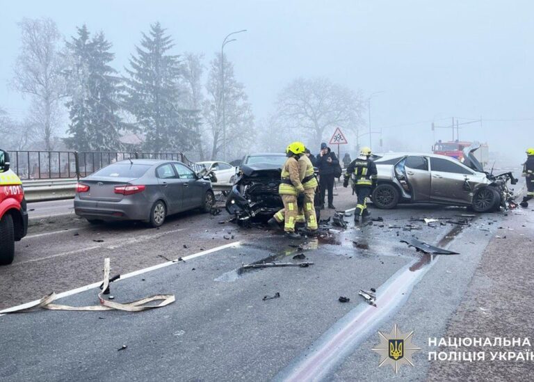 Біля Рівного велике ДТП заблокувало трасу на Київ