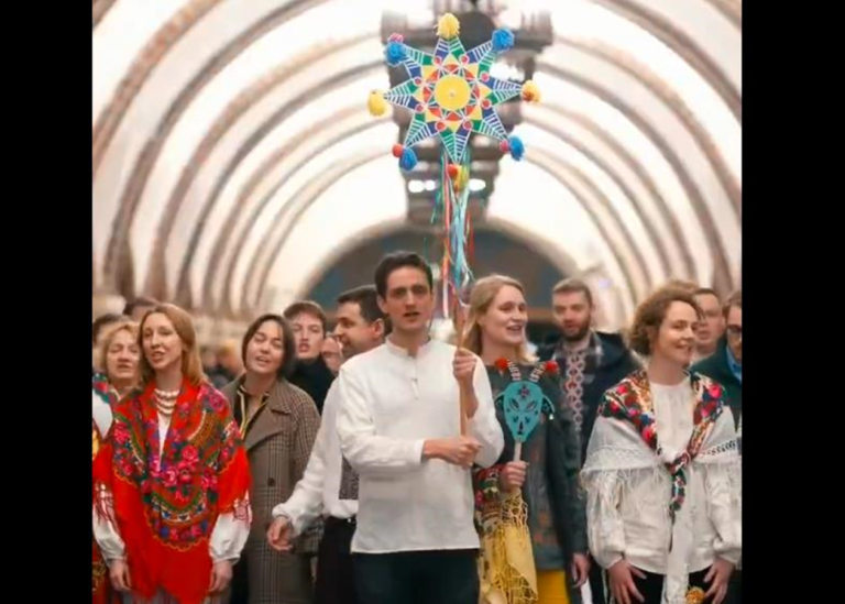 Працівники західних посольств заспівали Щедрика у метро Києва