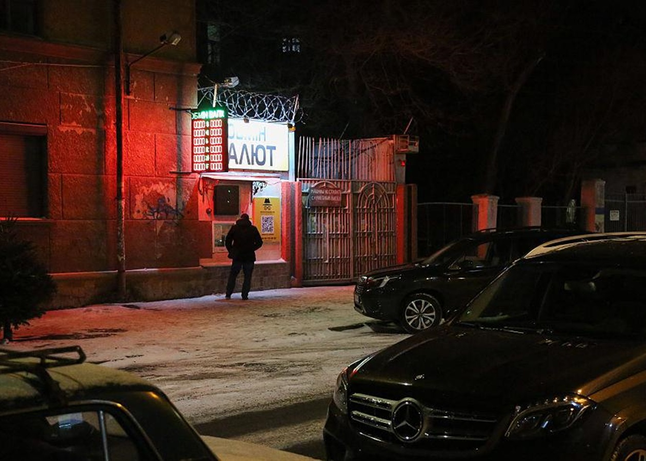 Долар всьоме оновив рекорд з початку року