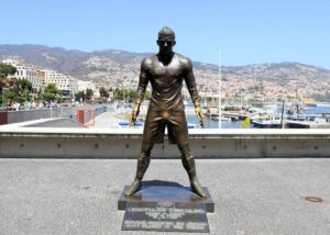 Статую Роналду на батьківщині осквернили вогнем