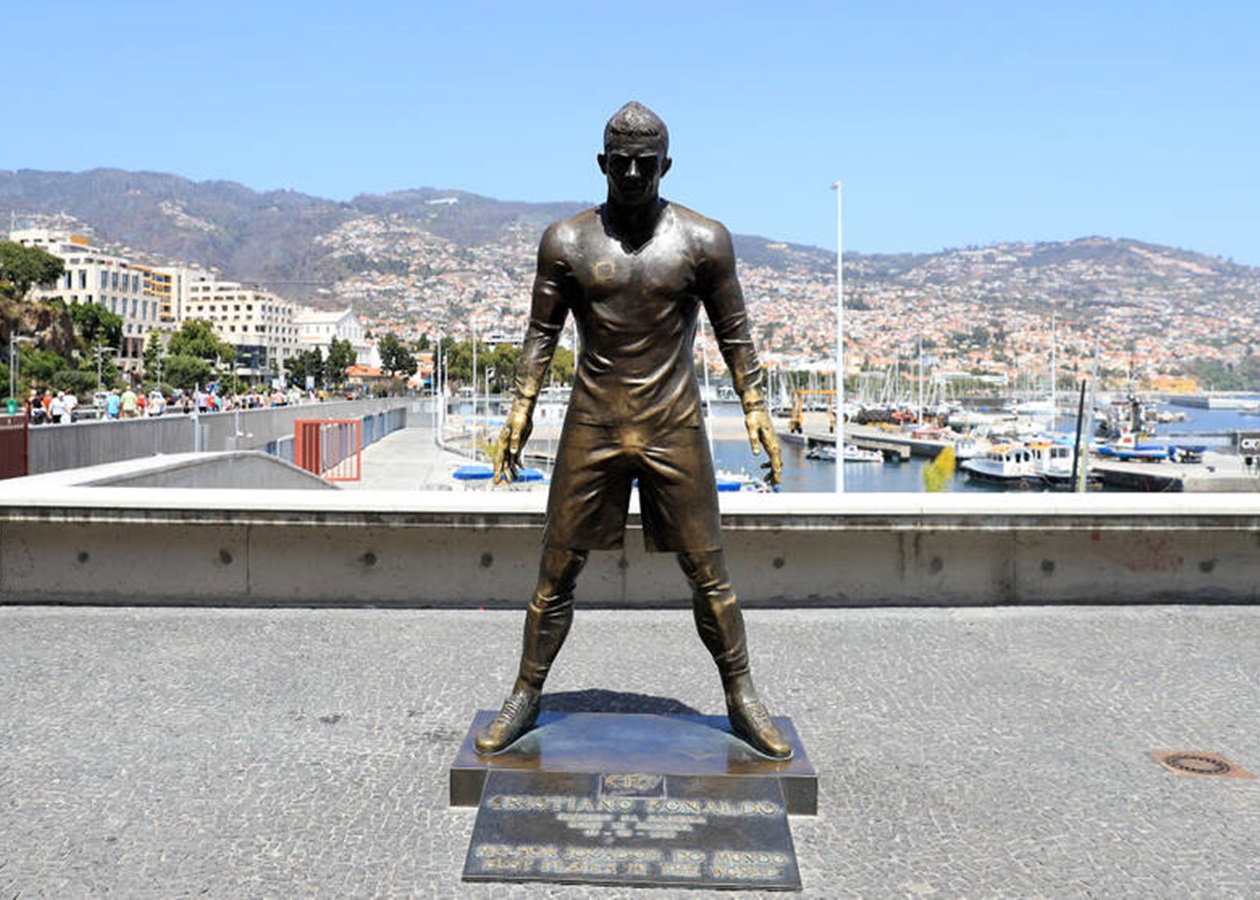 Статую Роналду на батьківщині осквернили вогнем