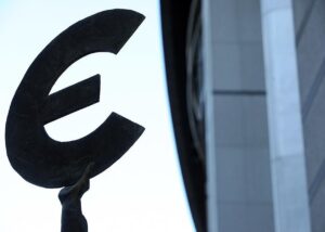 Курс євро подолав психологічний рубіж в Україні