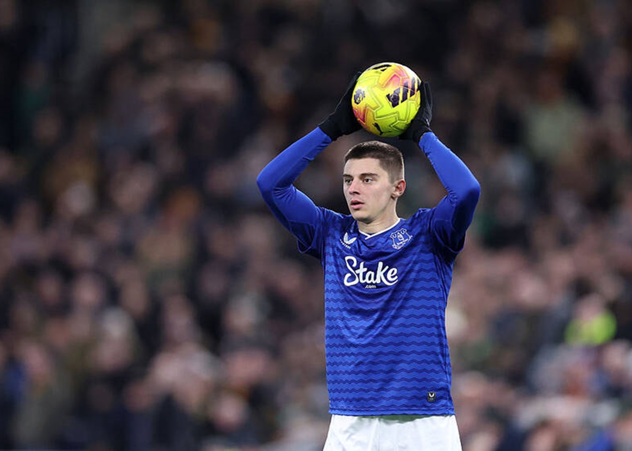 Миколенко компенсує відсутність у попередньому турі АПЛ набором форми