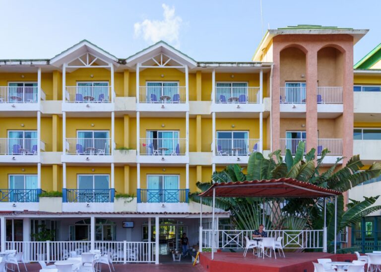 Російських туристів почали виселяти з готелів на Кубі