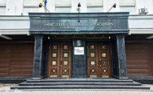 Прокурор Офісу Генпрокурора Ашот Гєворкян регулярно отримує гроші в подарунок і їздить на елітному джипі матері, яка торгує одягом на ринку