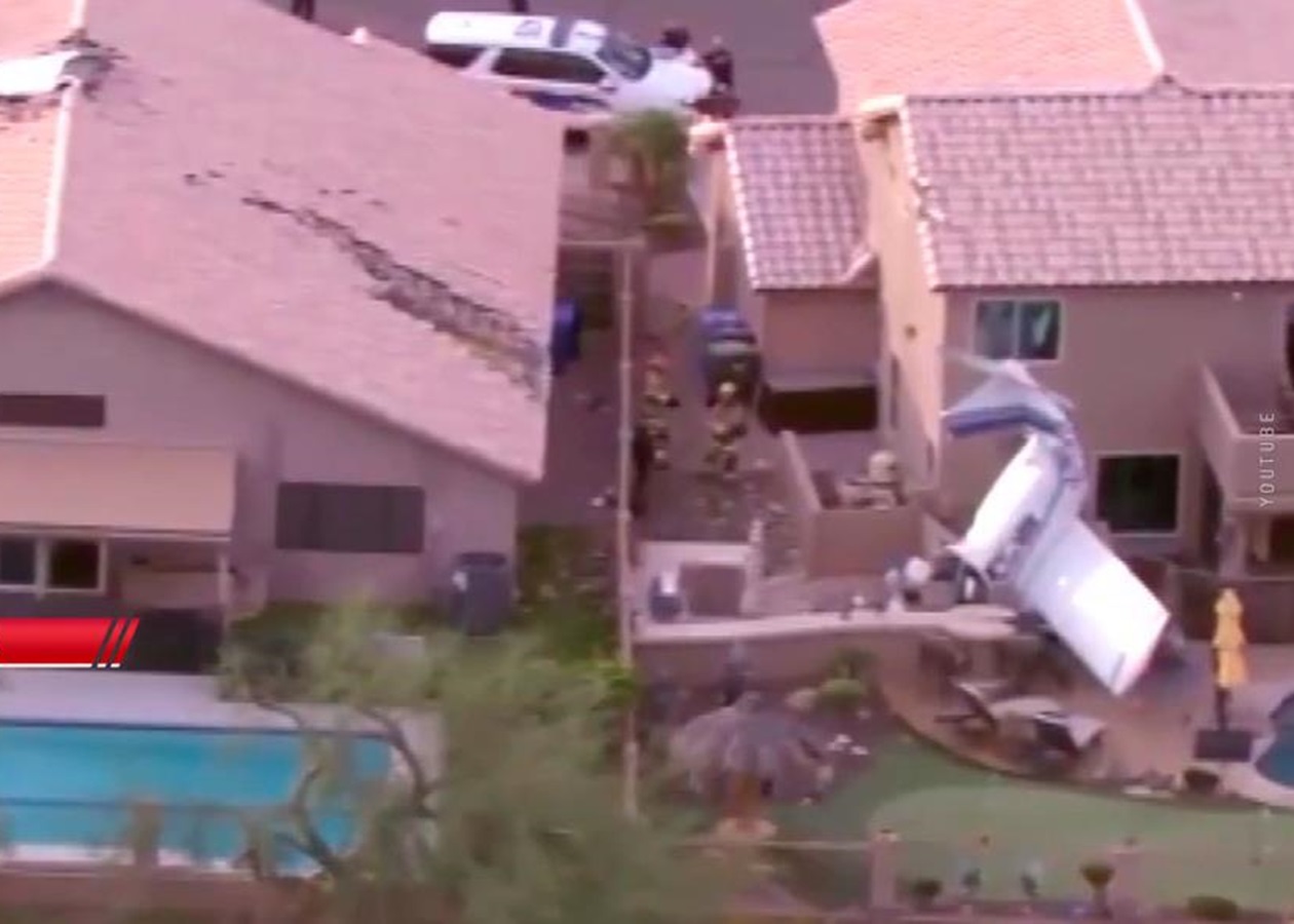 У США літак впав у двір житлового будинку: крило пробило дах, є постраждалі