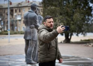 Зеленський прибув на Донбас і заявив про наступ РФ