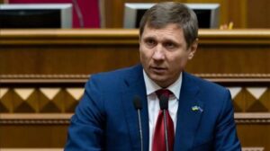 Компанія на водія Сергія Шахова отримала 441 млн грн за тендерами без конкуренції на системи оповіщення