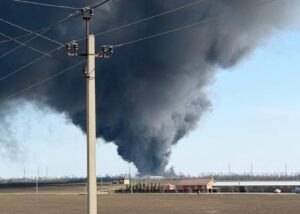 Дим простягається на сотні метрів: у РФ горить склад із пальним