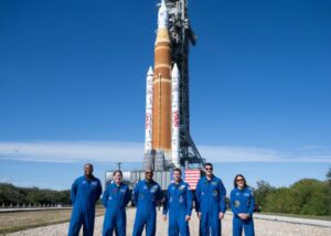 Уперше за 50 років: астронавти NASA вирушили до Місяця