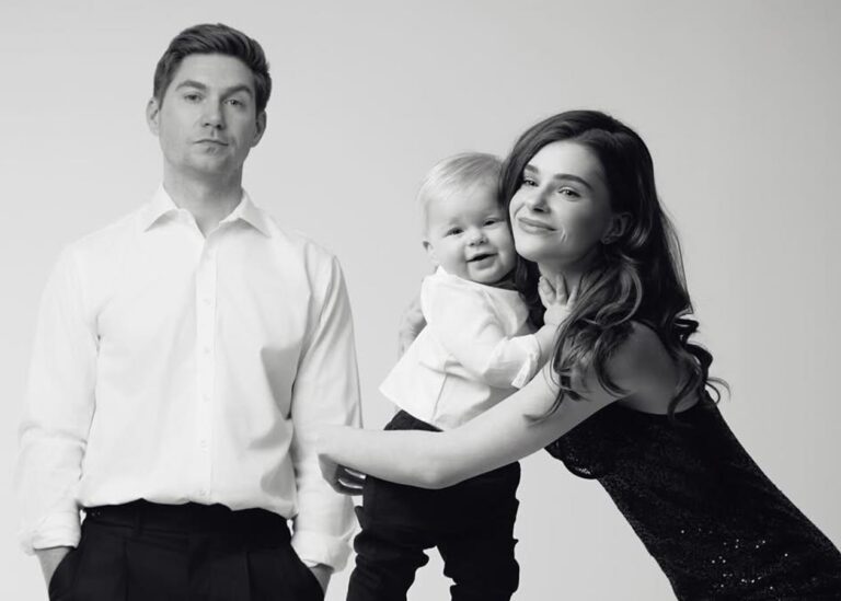 Остапчук із дружиною та сином покидає Україну