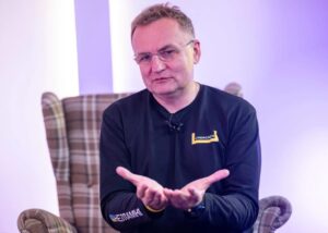Мер Львова зізнався, що носить одні кросівки вже три роки