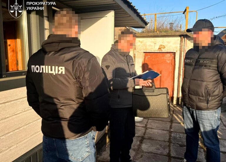 Зловживання при закупівлях деревини для ЗСУ: проведено обшуки в 11 регіонах