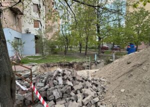 В Києві дівчина впала в неогороджену яму з водою