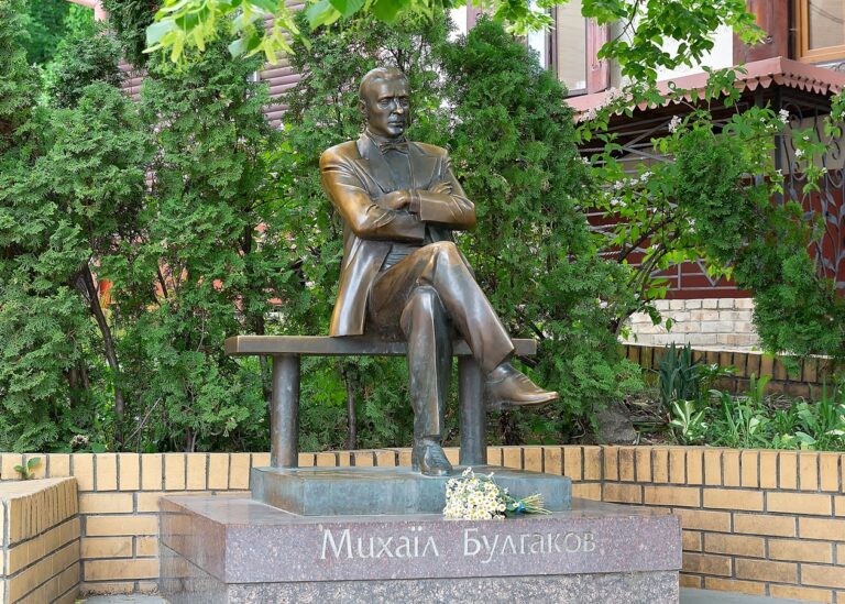 У Києві демонтували памʼятник Булгакову
