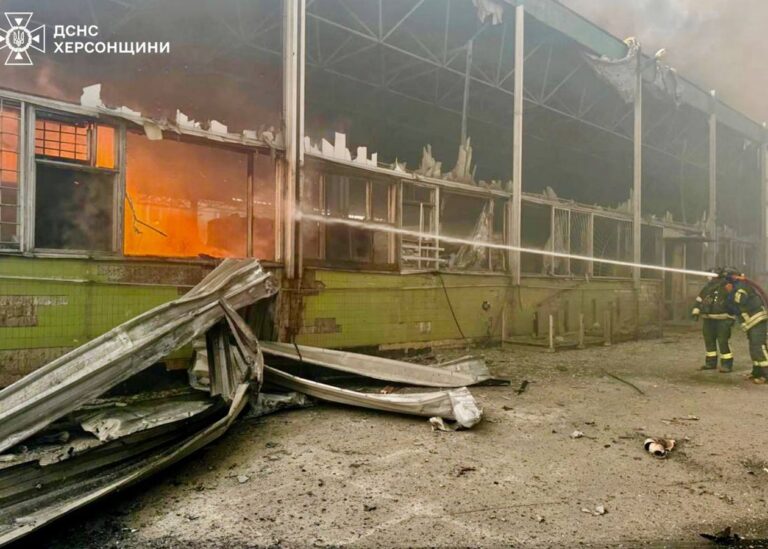 Росіяни вдарили по підприємству в Херсоні