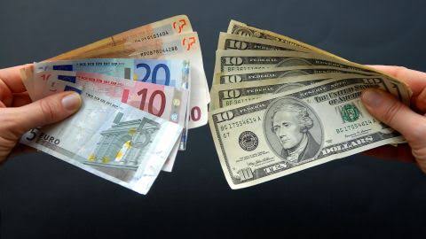 Фінансовий поворот: долар зростає, євро різко втрачає вартість
