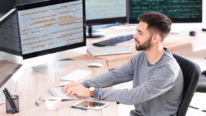 Кожен шостий айтівець залишився без роботи: кого скорочують найчастіше та чому ШІ поки не винен