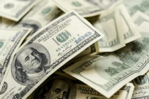 Грошова допомога до 1 450 доларів: Ось кому і де гарантують виплати