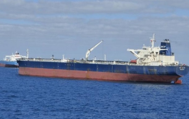 Стара посудина вантажилась у Новоросійську: Біля узбережжя Омана розлилася нафта з підсанкційного танкера РФ