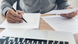 Українцям все ж доведеться платити податок на посилки з-за кордону: Ось коли змінять правила