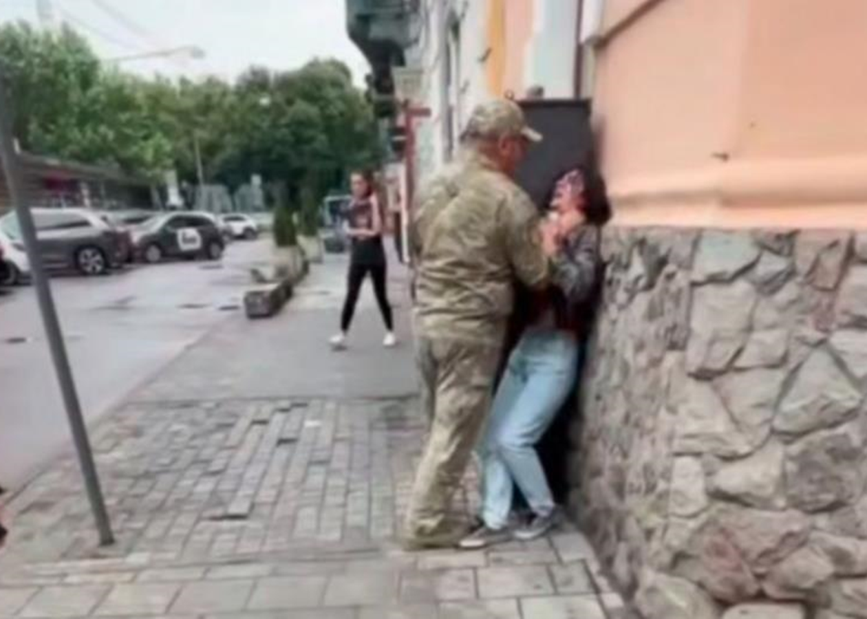 У Львові військовий ТЦК схопив жінку за горло: у військкоматі відреагували