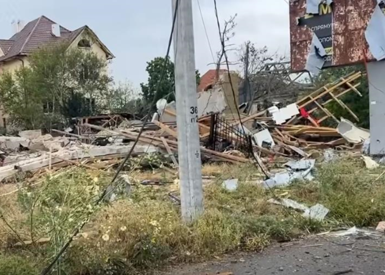 Росіяни скинули бомби на Херсон, є постраждалі