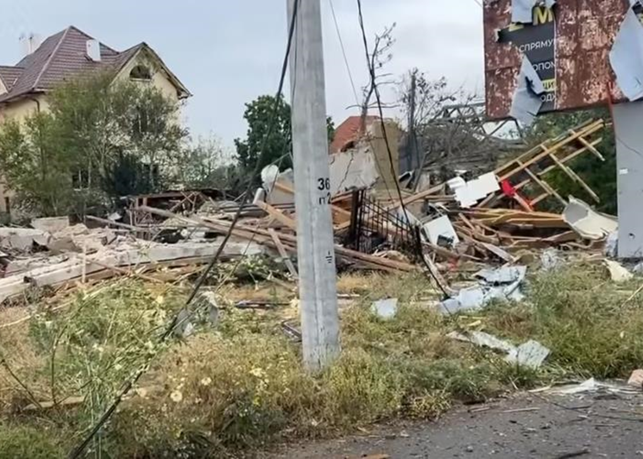 Росіяни скинули бомби на Херсон, є постраждалі