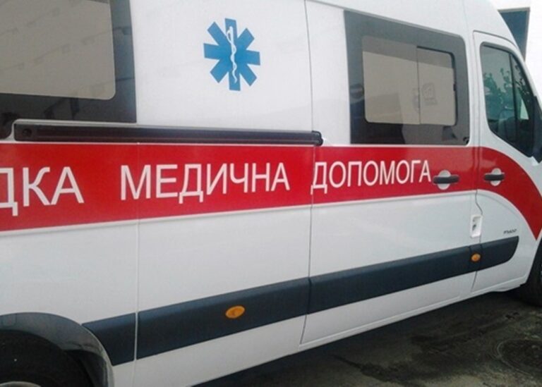 Дрон РФ влучив у автомобіль у Харкові, є постраждалі