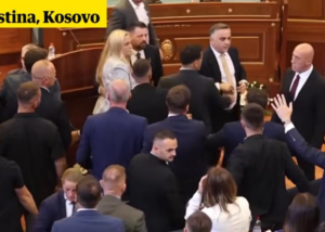 У Косові прем'єра закидали яйцями під час засідання парламенту