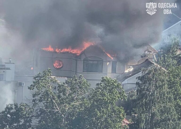 Росіяни вдарили по Одещині, палає будинок