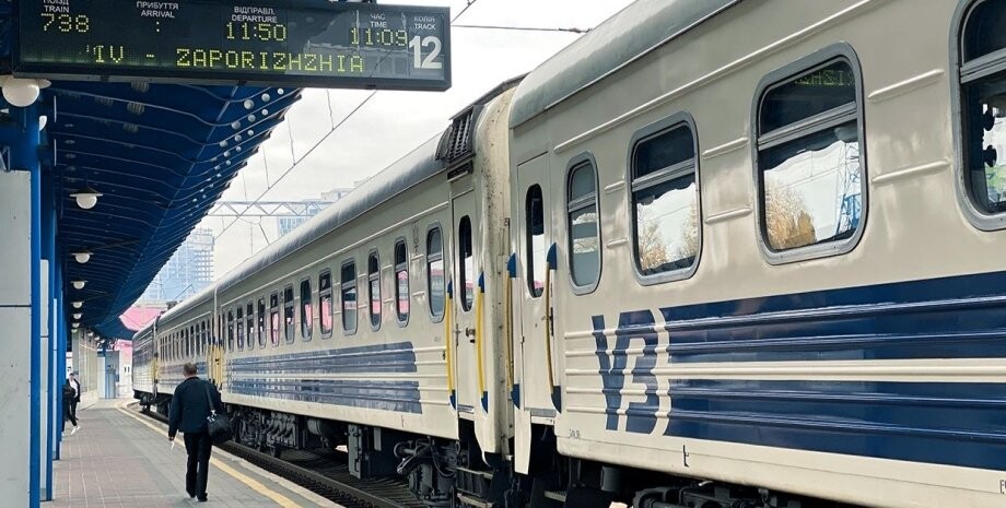Залізничний колапс після ударів РФ: понад 90 потягів вибилися з графіка, один запізнюється більш ніж на 17 годин