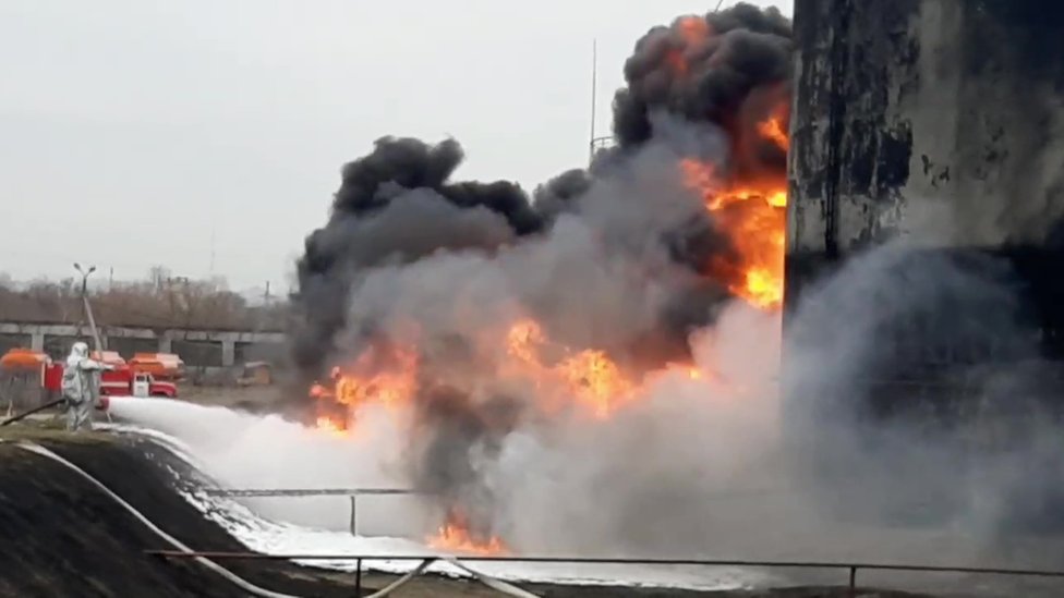 Вогонь, хаос та криворуке ППО: у російському Таганрозі гримлять вибухи та вирує пожежа після нічної атаки дронів