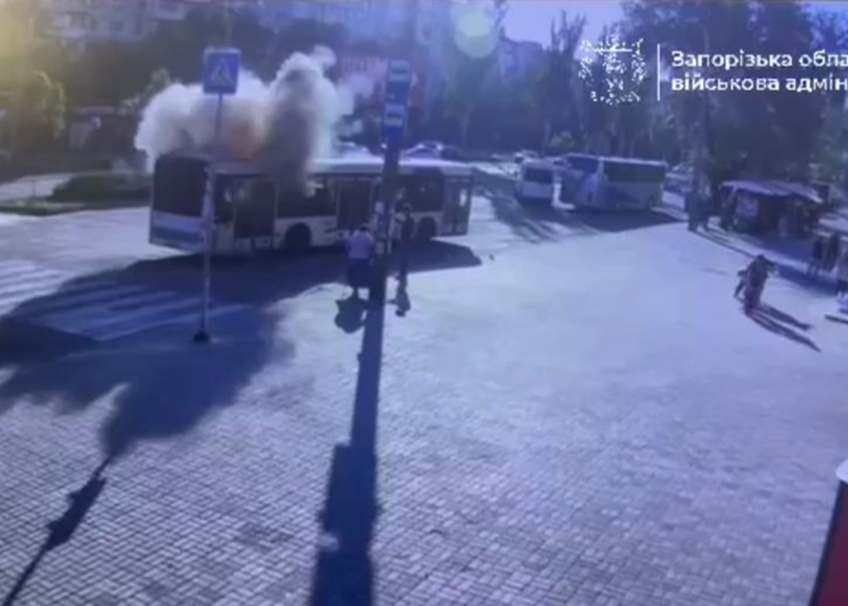 У Запоріжжі FPV-дрон атакував автобус: є поранені