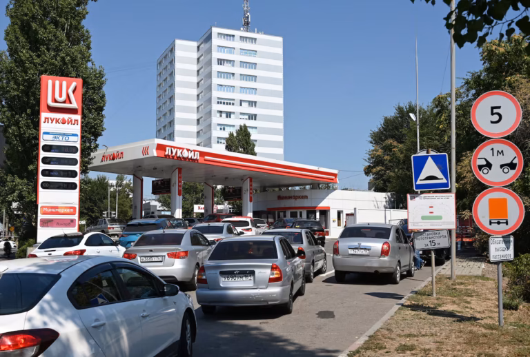 Росія почала втрачати паливний тил: удари по НПЗ залишили РФ без третини необхідного бензину