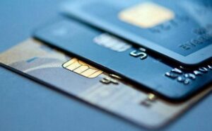 В Україні почали скорочувати працівників: Хто в зоні ризику та що буде із зарплатами