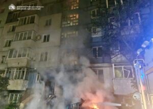 Росіяни влучили у двір багатоповерхівки у Дніпрі